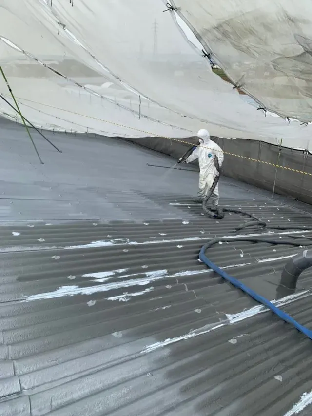吹き付け施工中